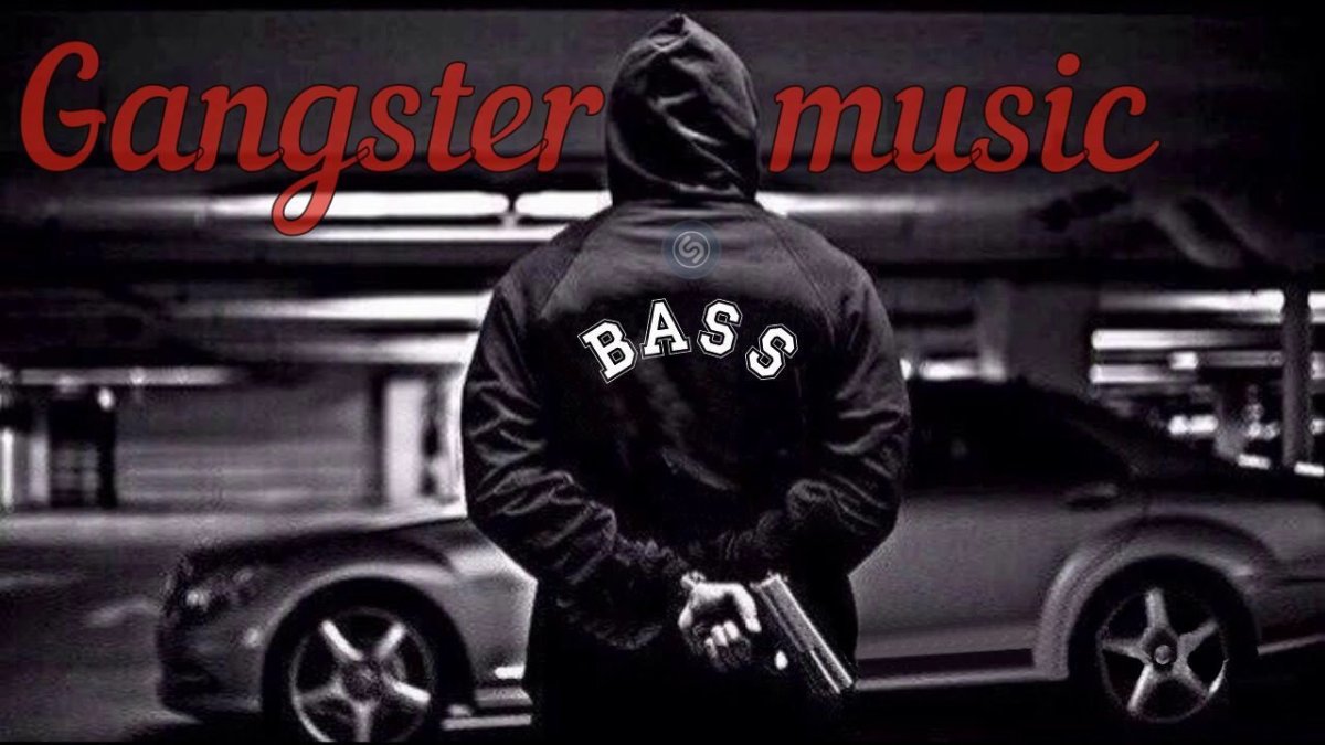 Мужчина идет по улице