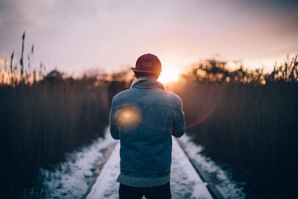 Одинокий человек в лесу