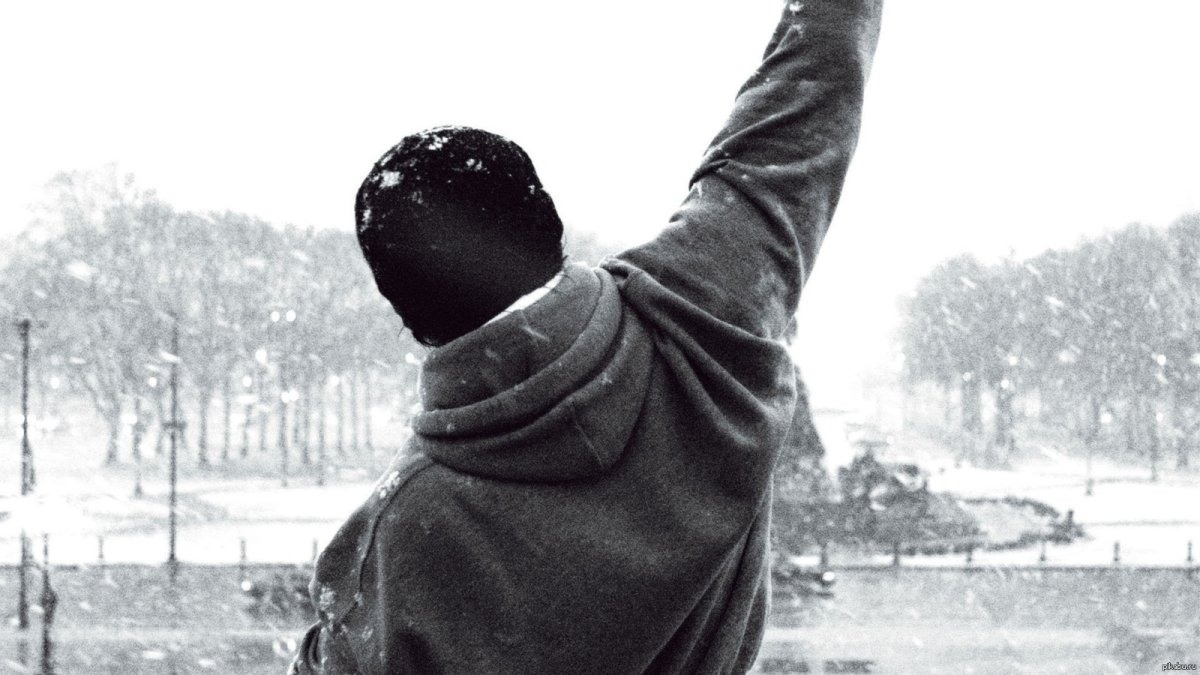 В капюшоне и маске