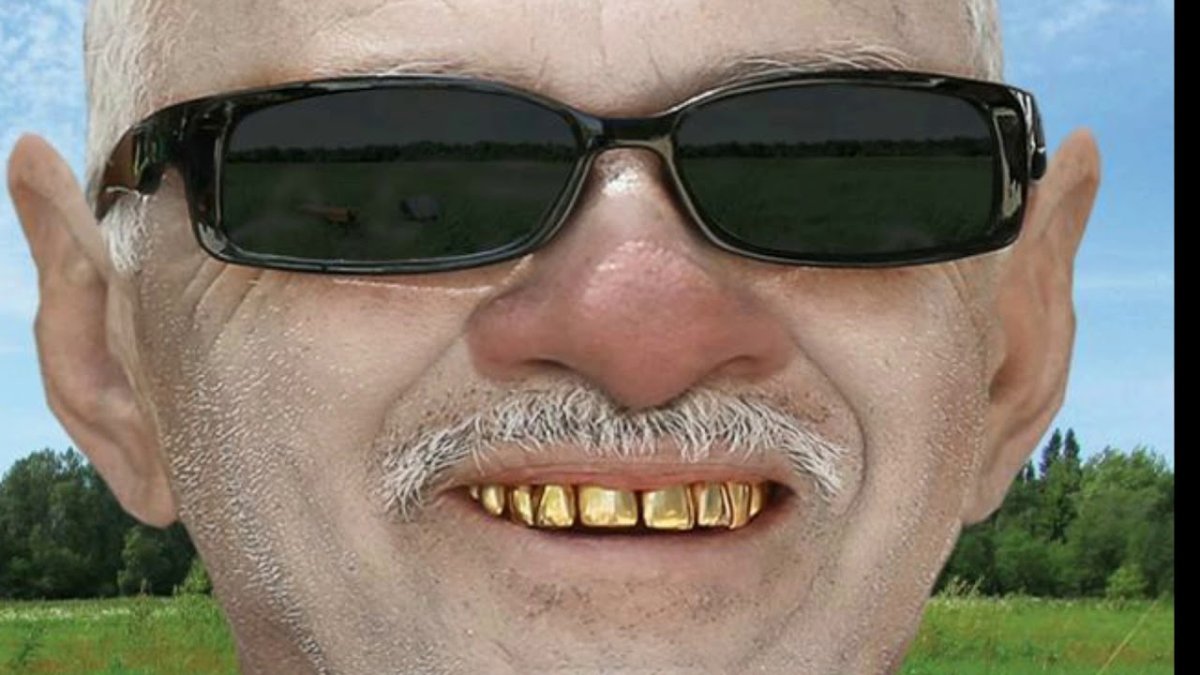 Мужчина в солнцезащитных очках