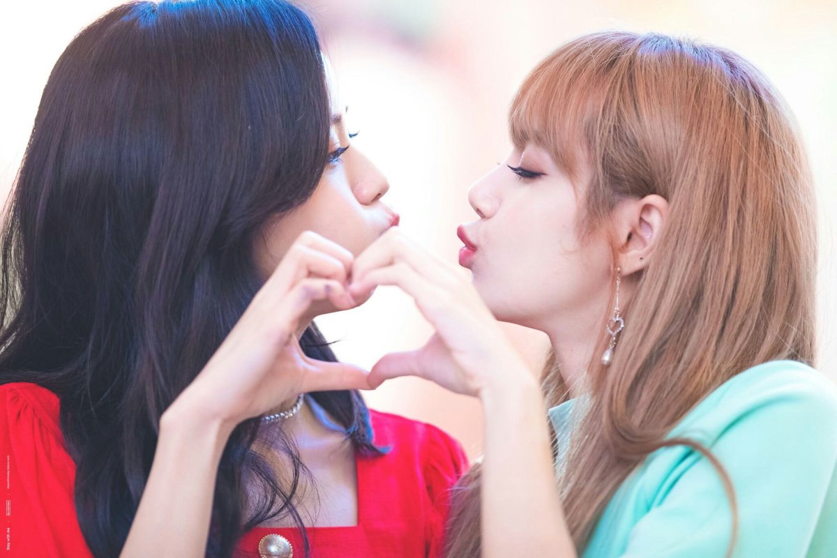 Блэкпинк 18 лиса и Дженни