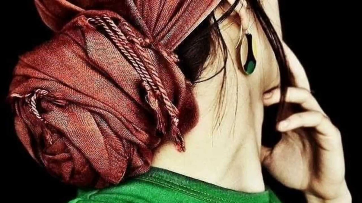 Парень держит девушку за РВЕУ