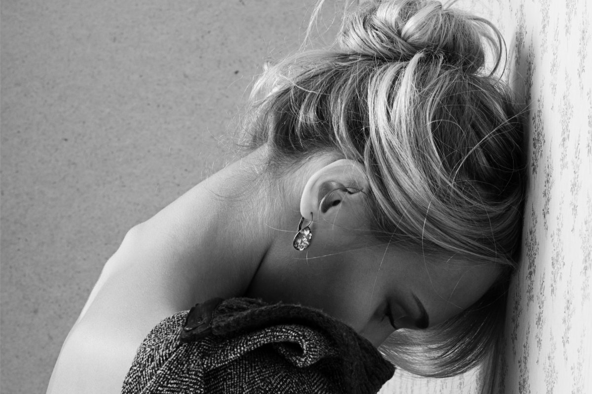 Девушка со спины черно белое