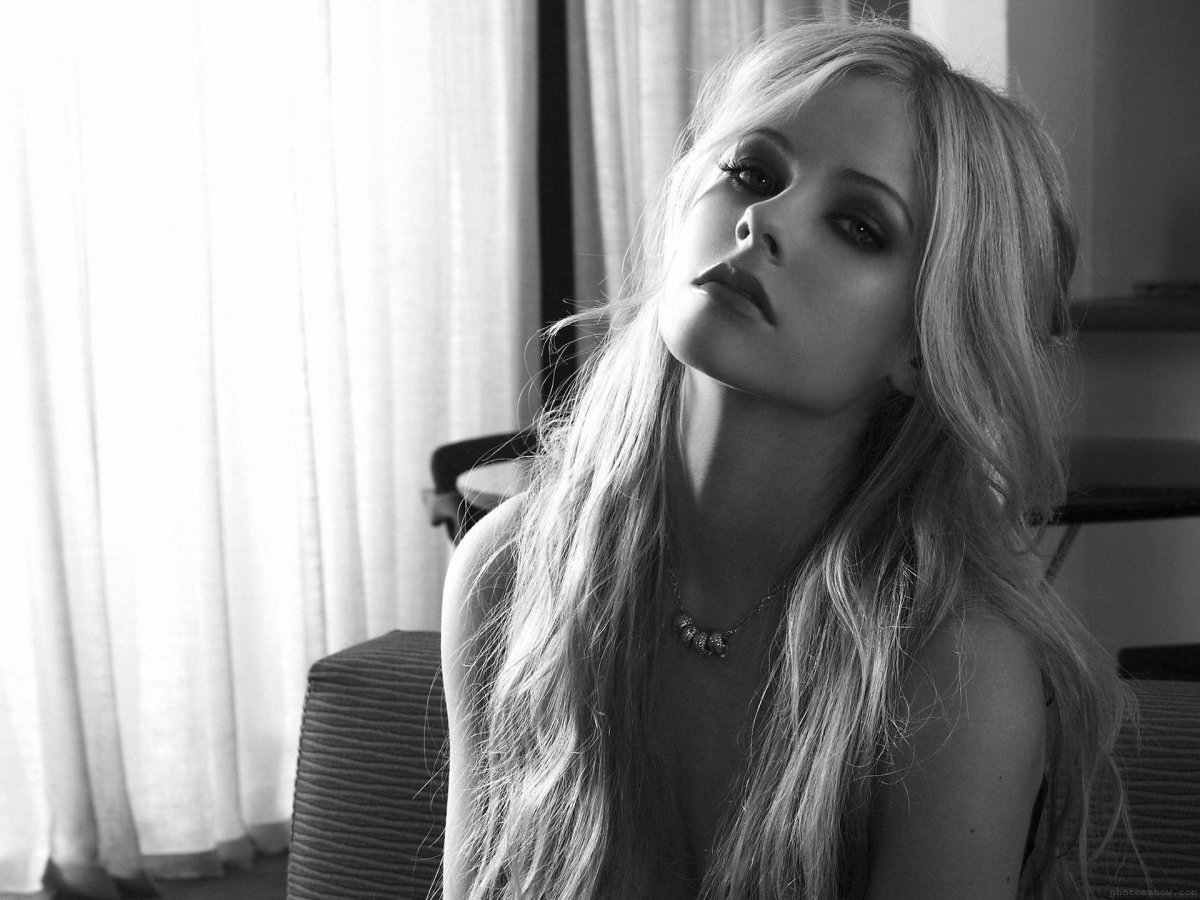 Avril Lavigne Black and White