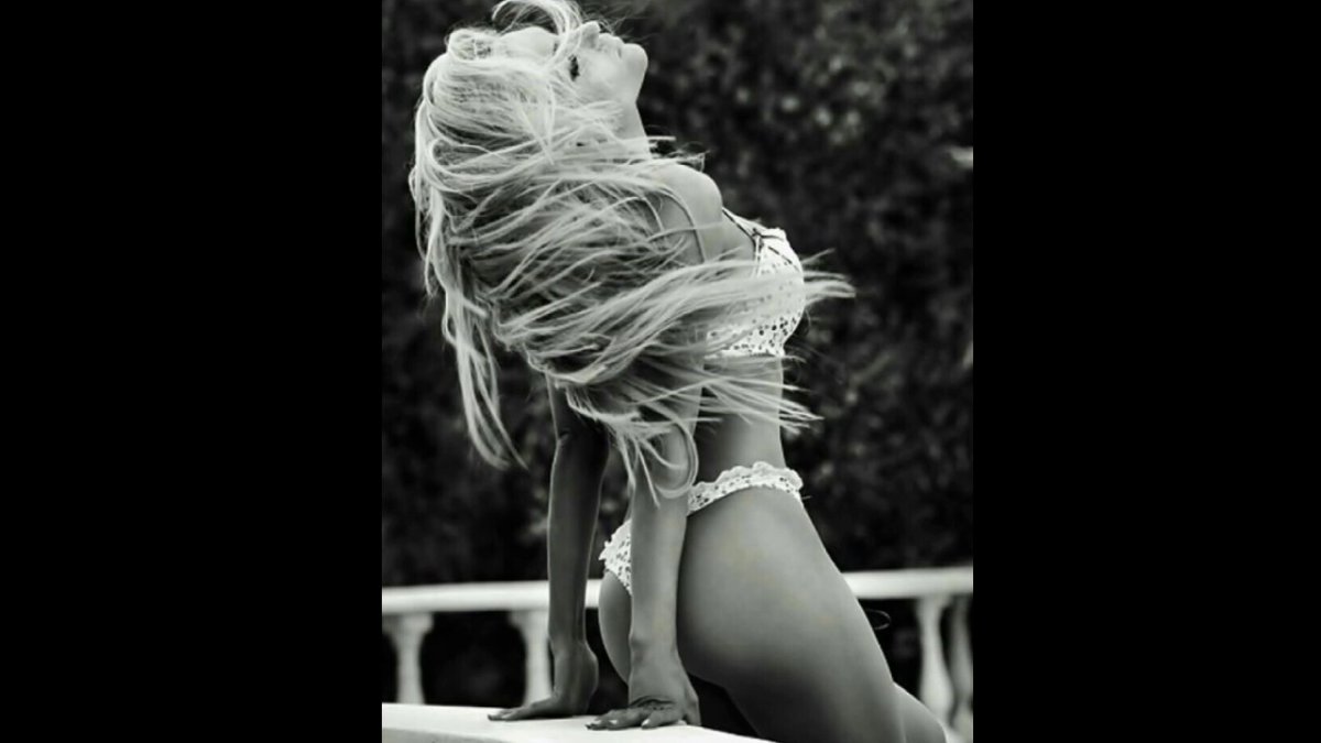 Красивая грустная девушка