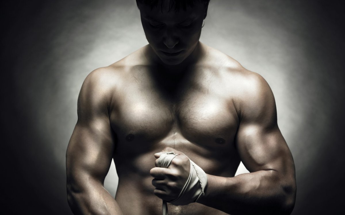 Парень в бейсболке