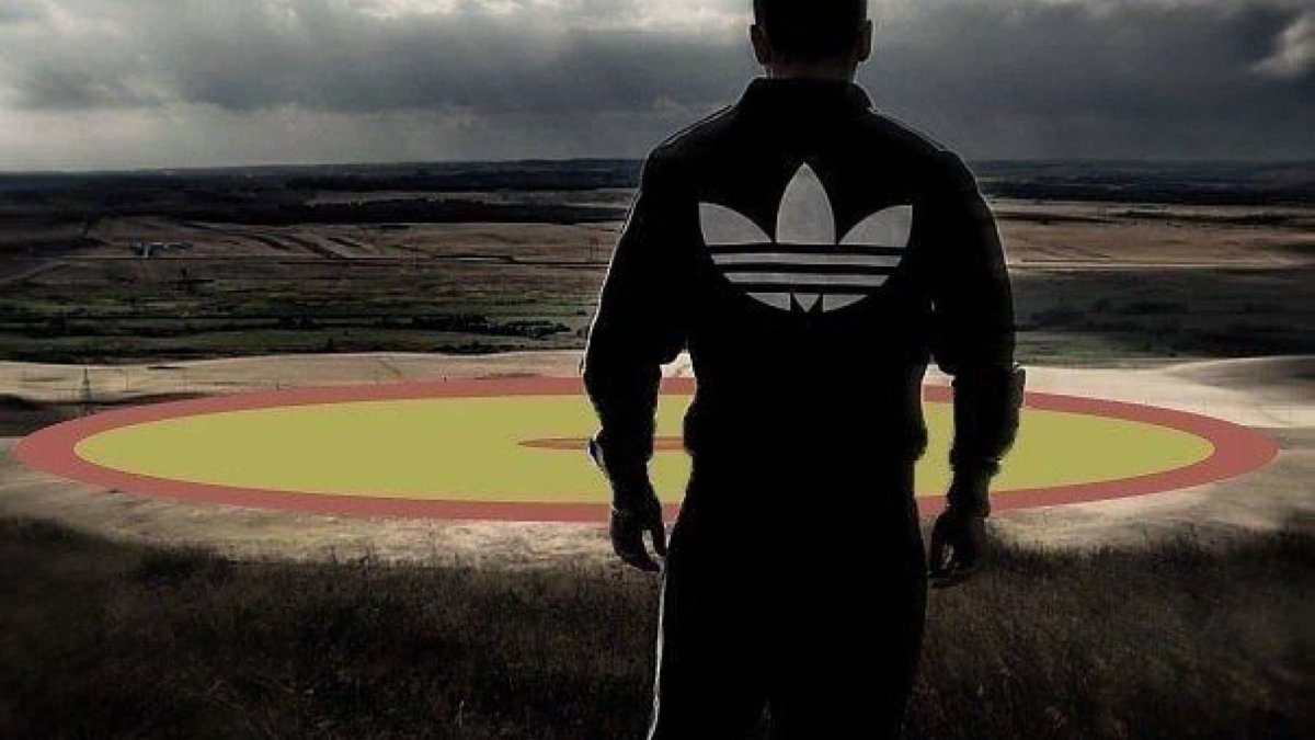 Парень в маске в машине