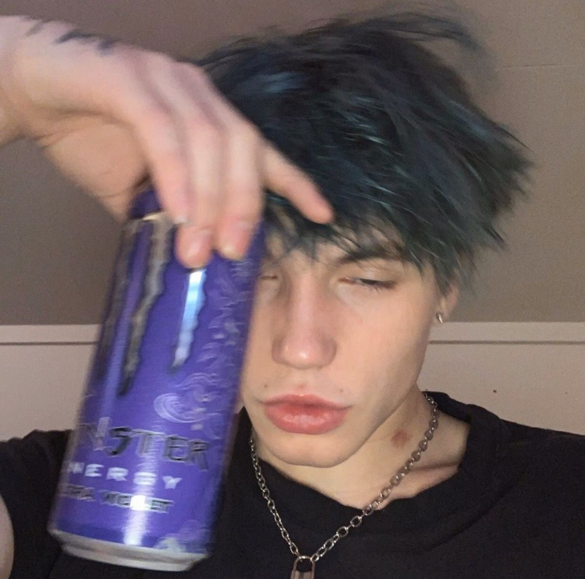 Девушка в костюме адидас