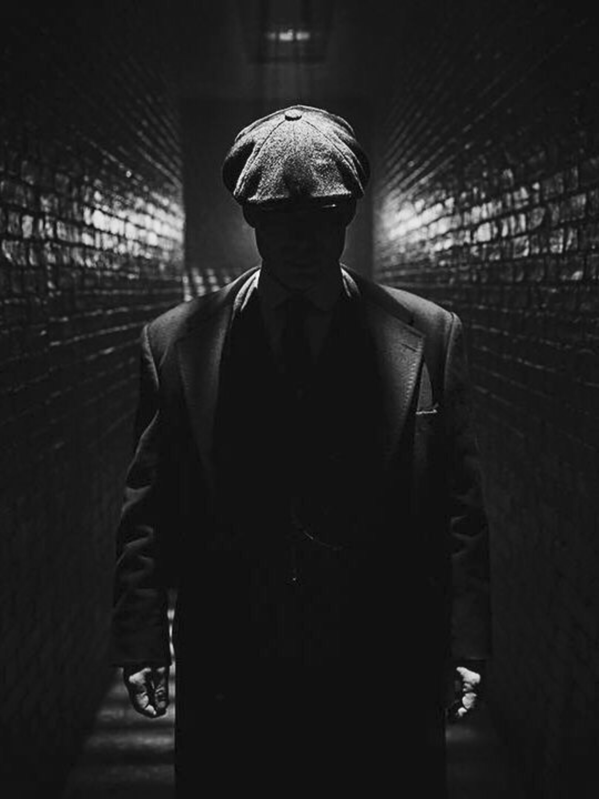 Фигура в капюшоне