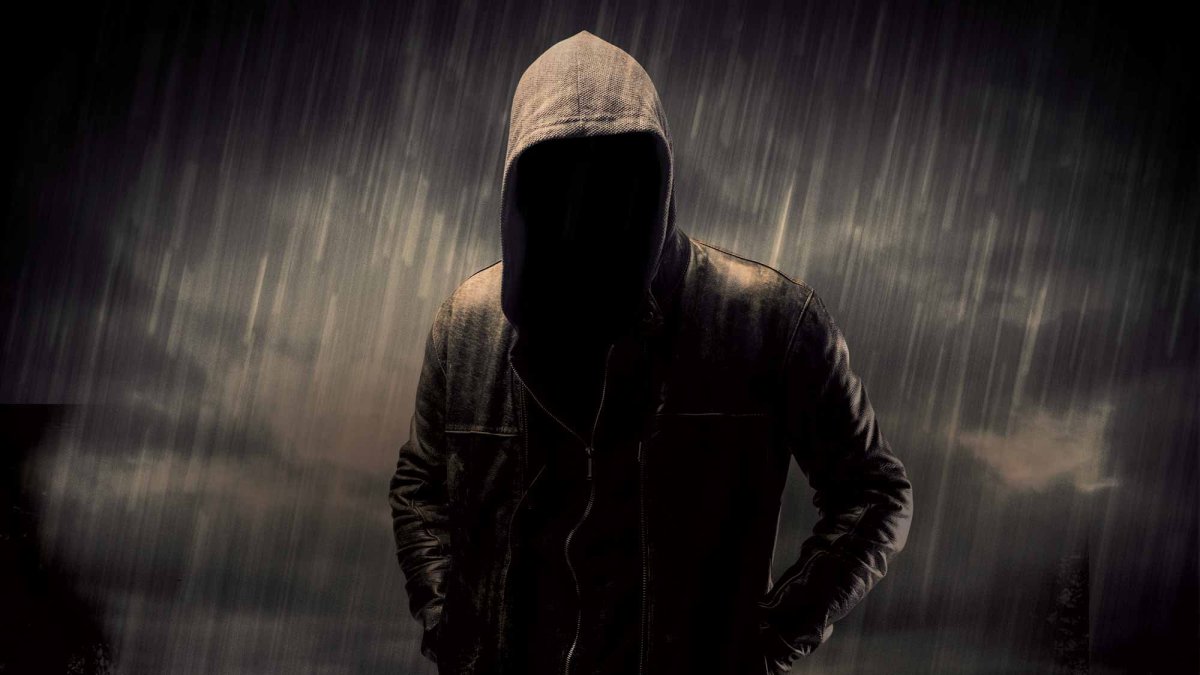 Загадочный человек в капюшоне