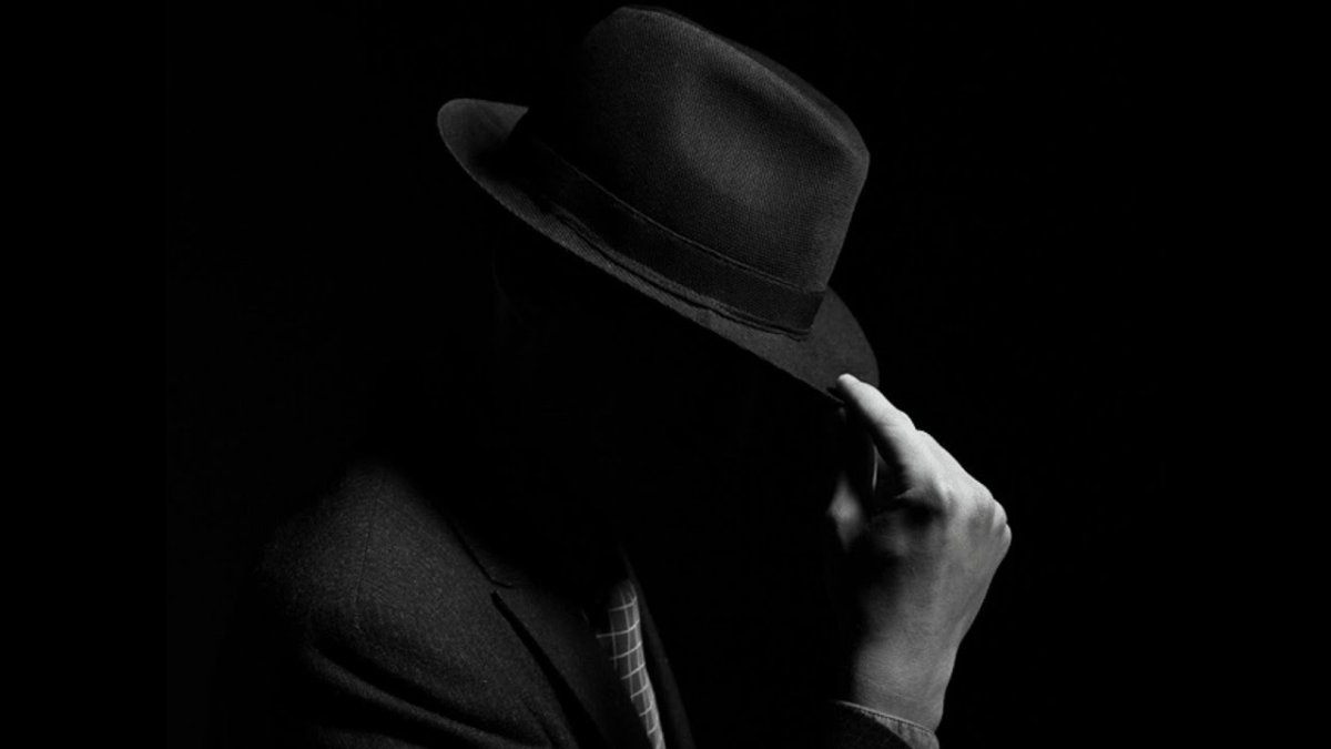 Человек в капюшоне в темноте