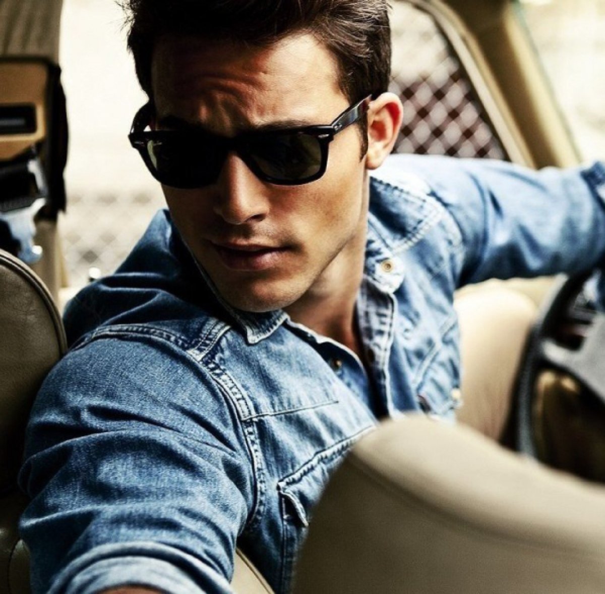 Красивый брюнет мужчина за рулем