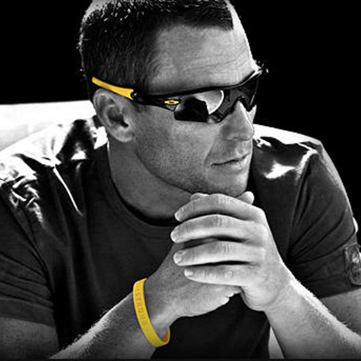 Мужчина в чёрных очках