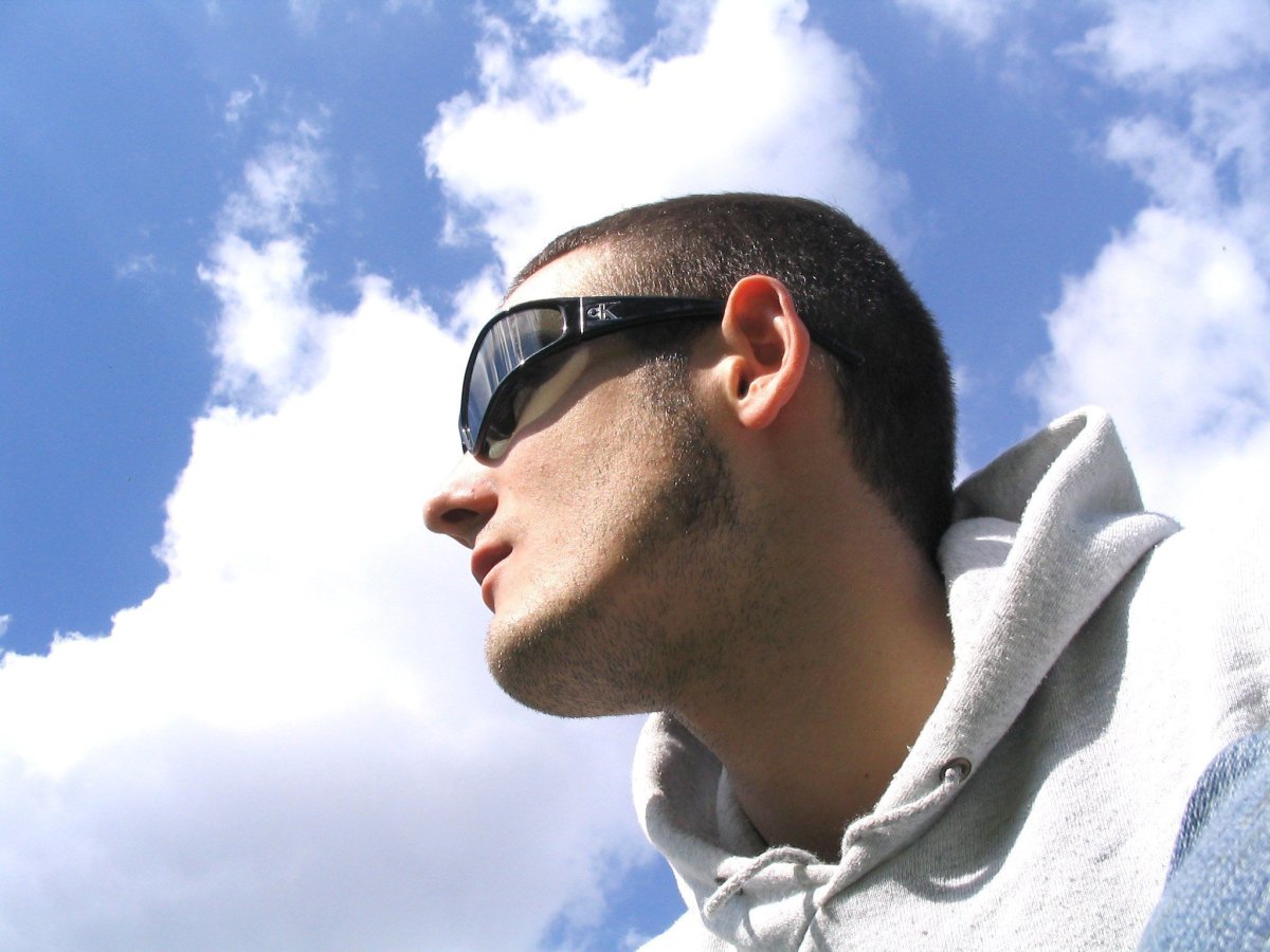 Крутой парень в очках