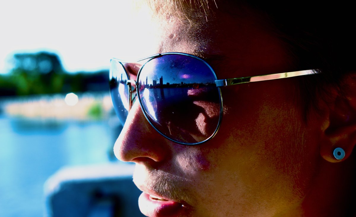 Парень в очках издалека