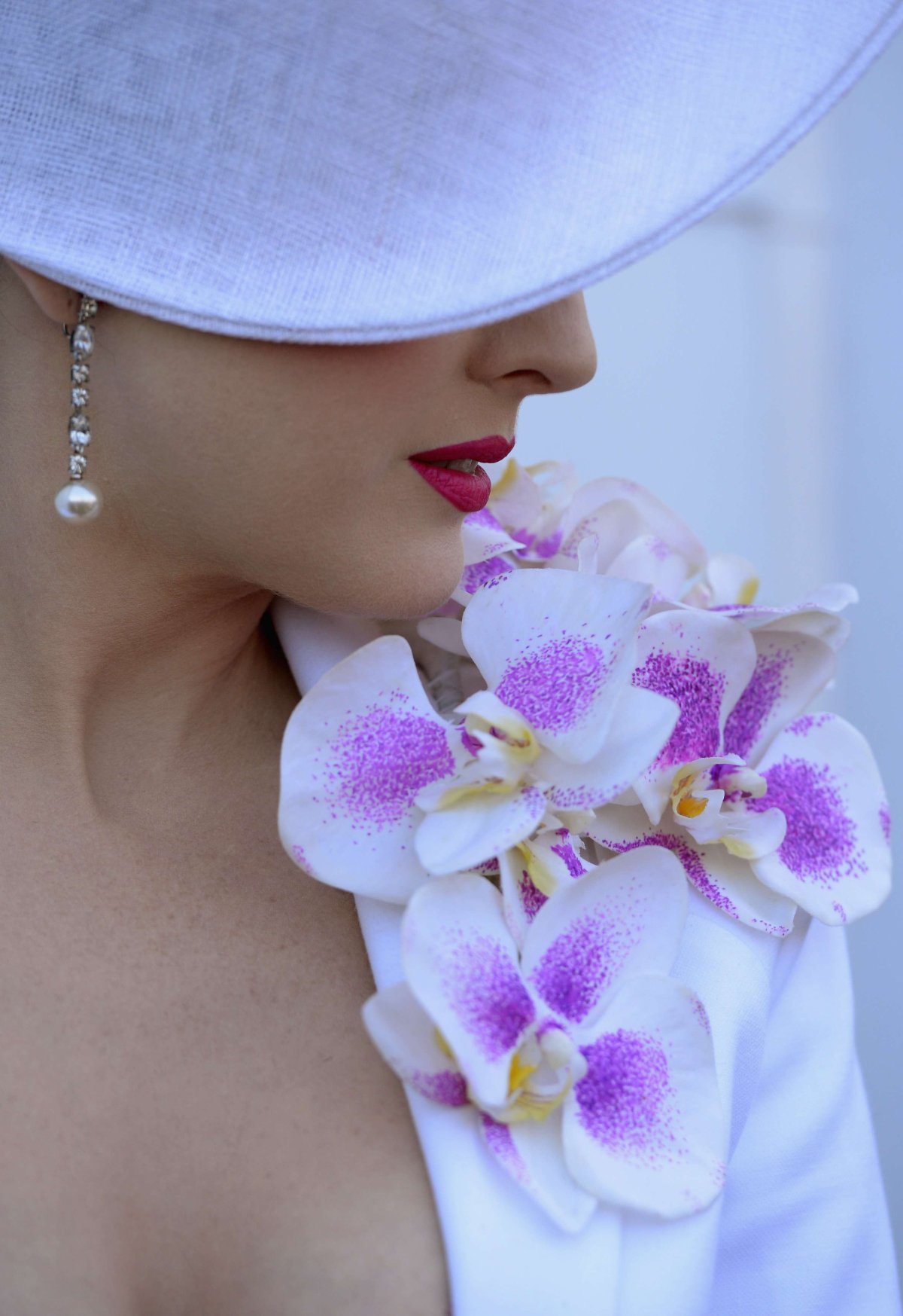 Силуэт девушки в шляпе