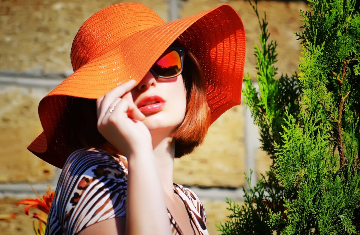 Женский силуэт в шляпе