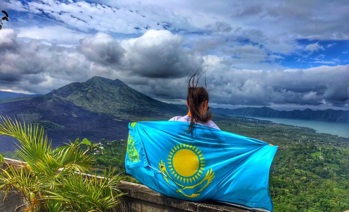 Девочка с флагом Казахстана