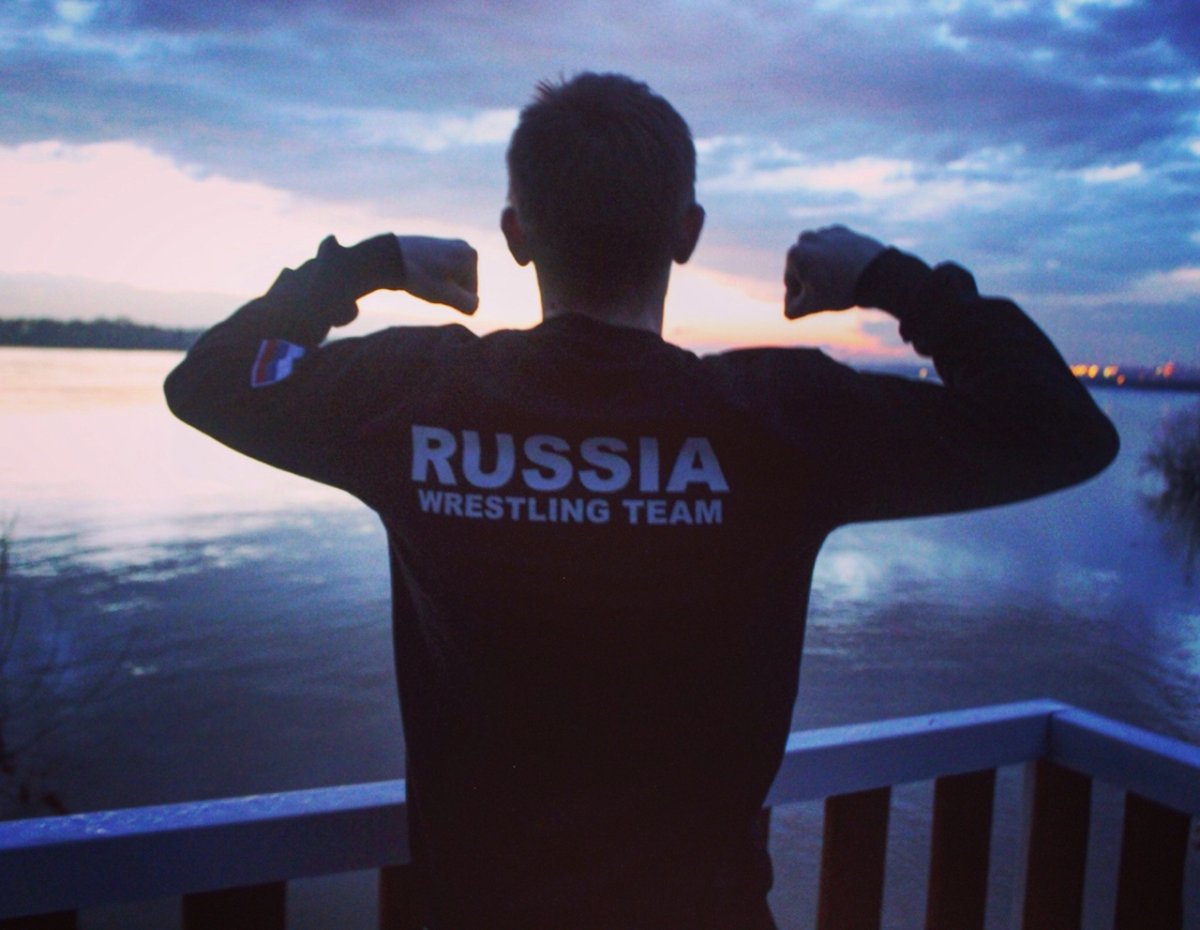 Пацан в толстовке Russia