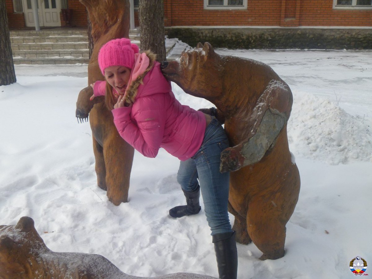 Маша и медведь Маша сидит