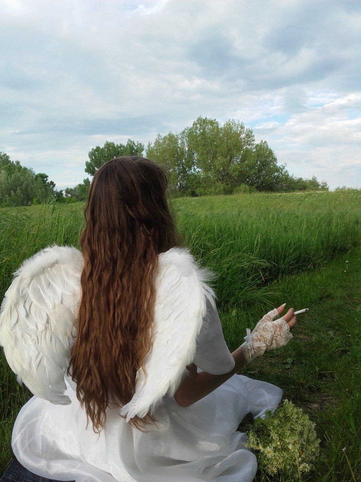 Блондинка с тату на спине