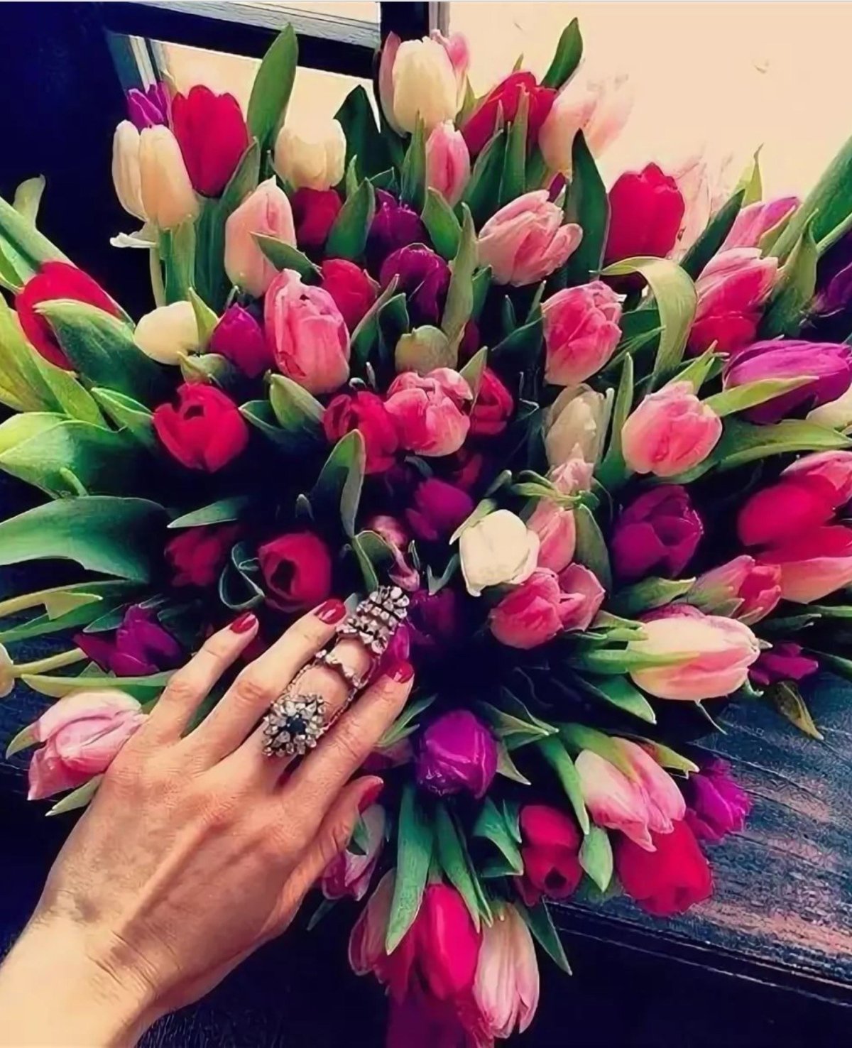 Тюльпаны в руках у девушки