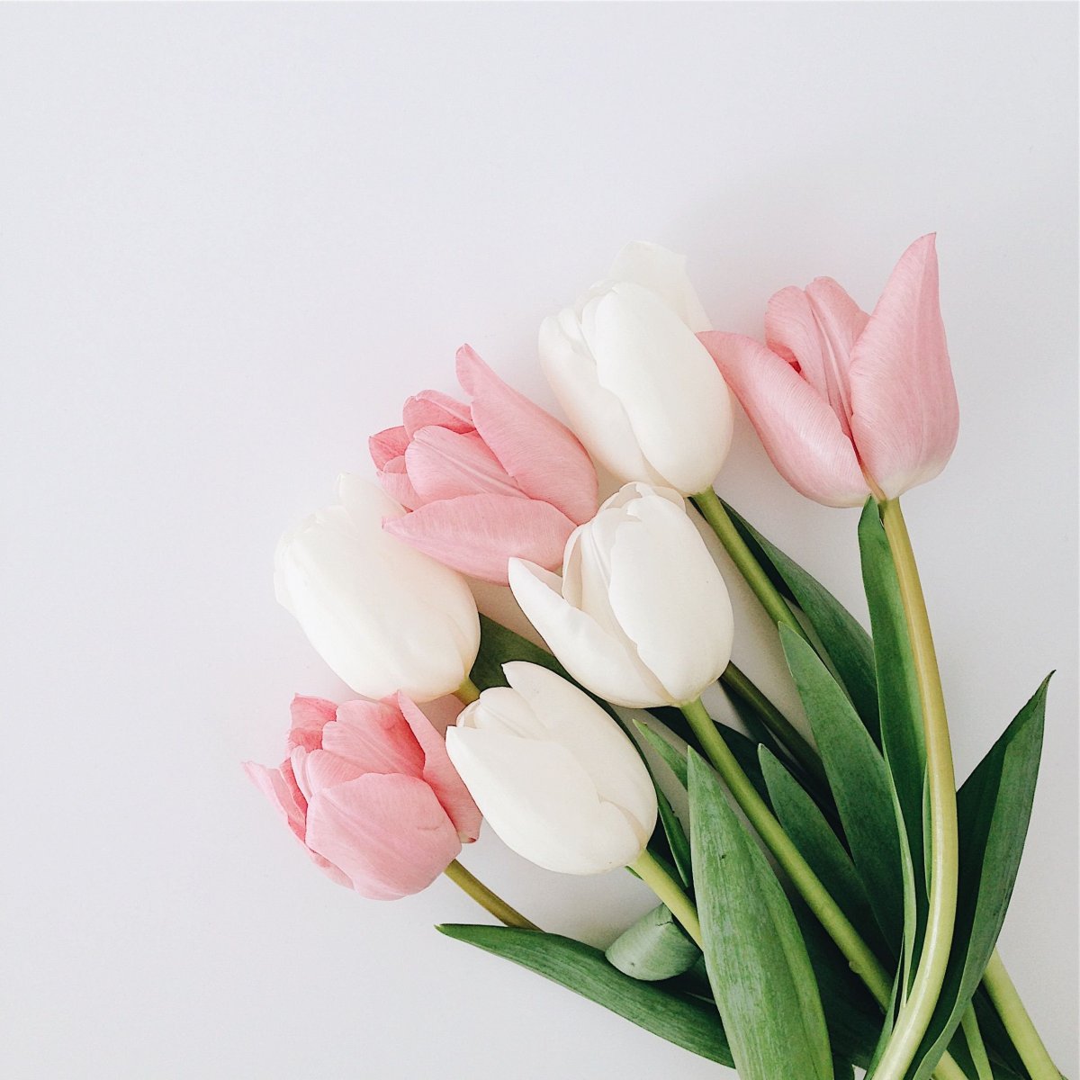 Девушка зимой с букетом цветов