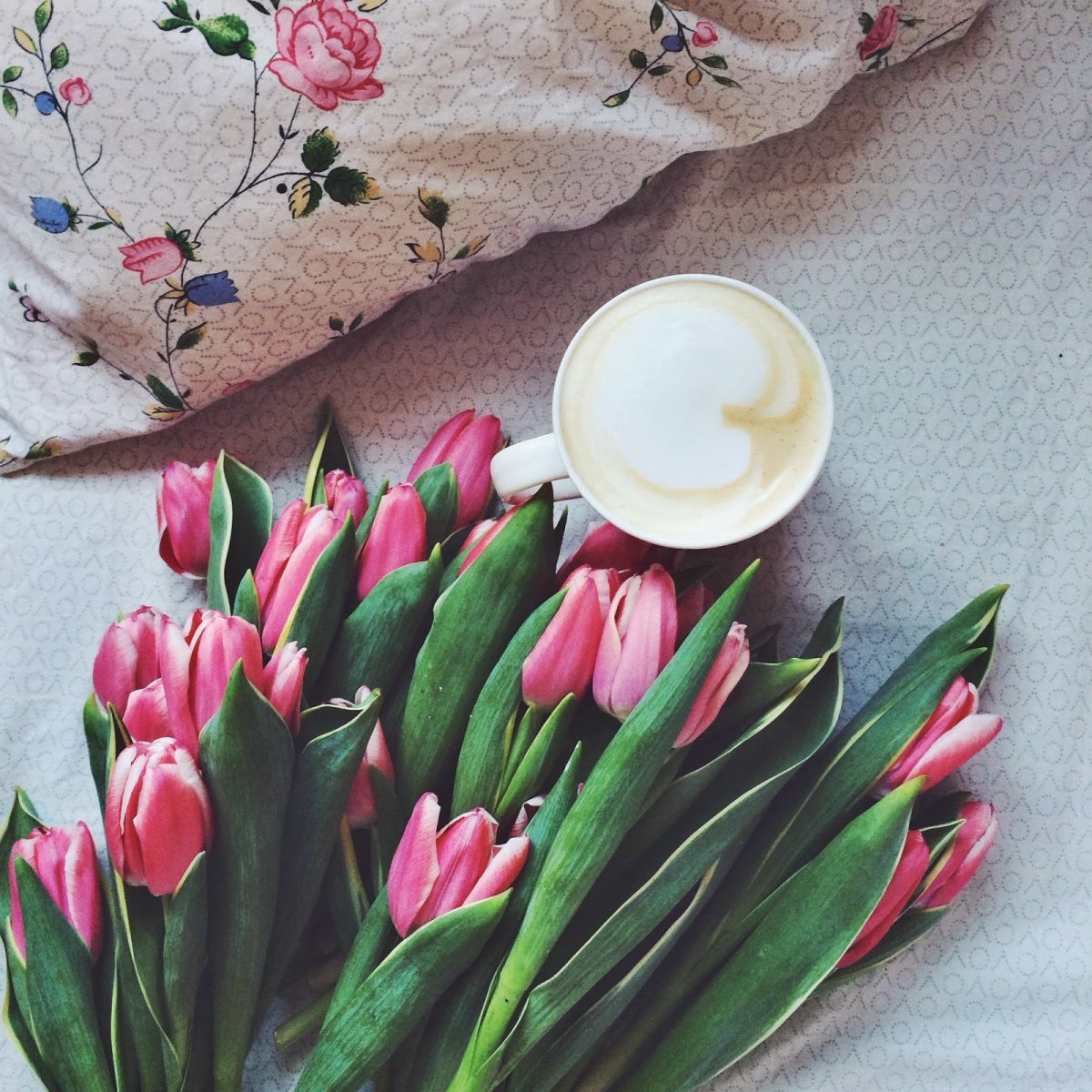 Девушка с цветами без лица