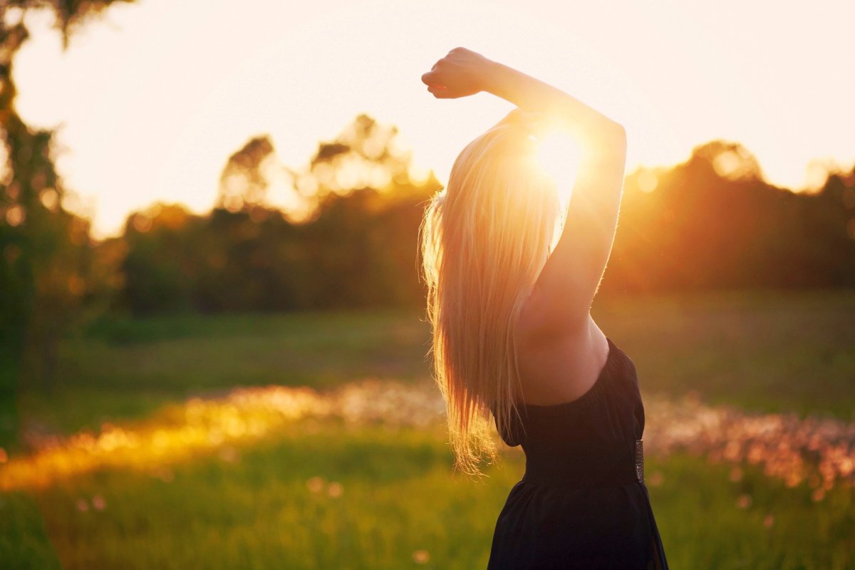 Шатенка со спины