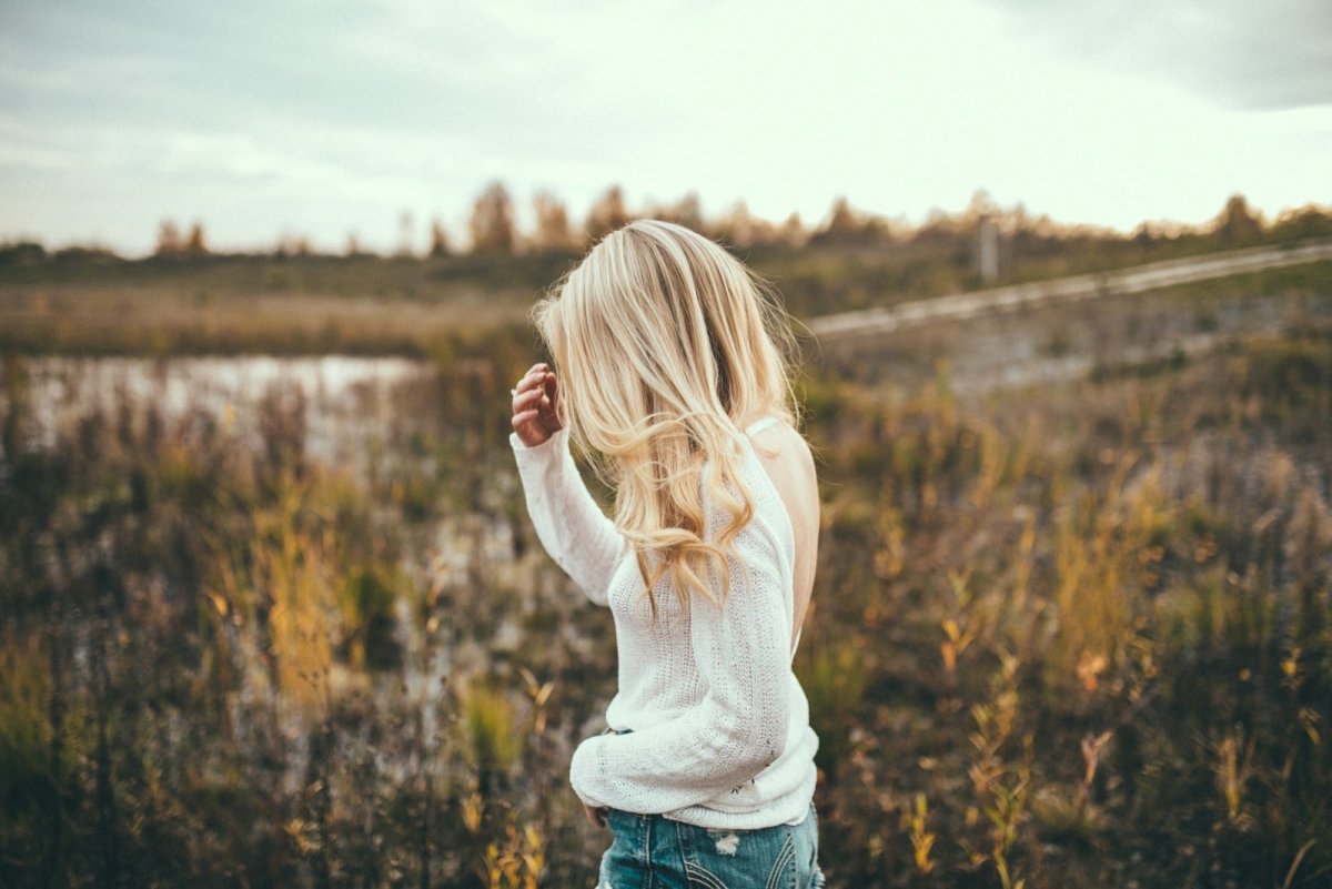 Брюнетка со спины