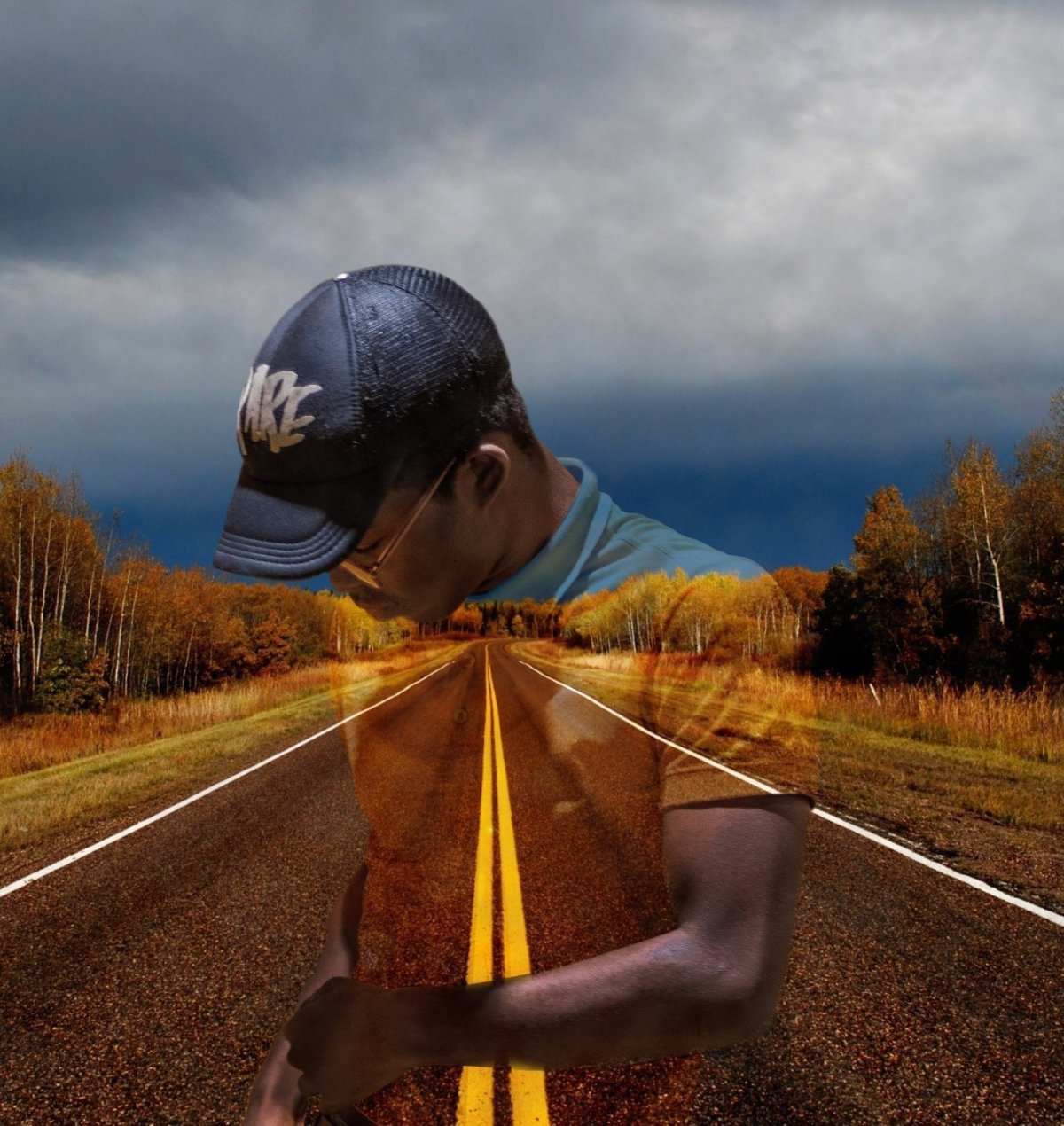 Парень идет спиной