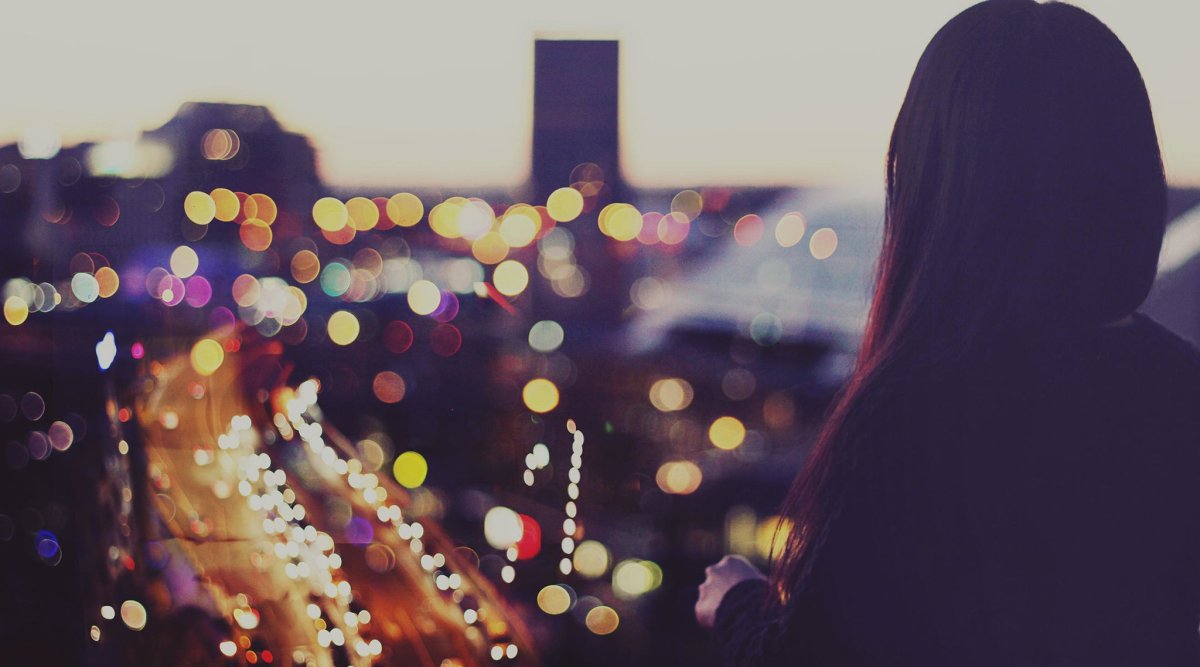 Девушка с сердечком из рук