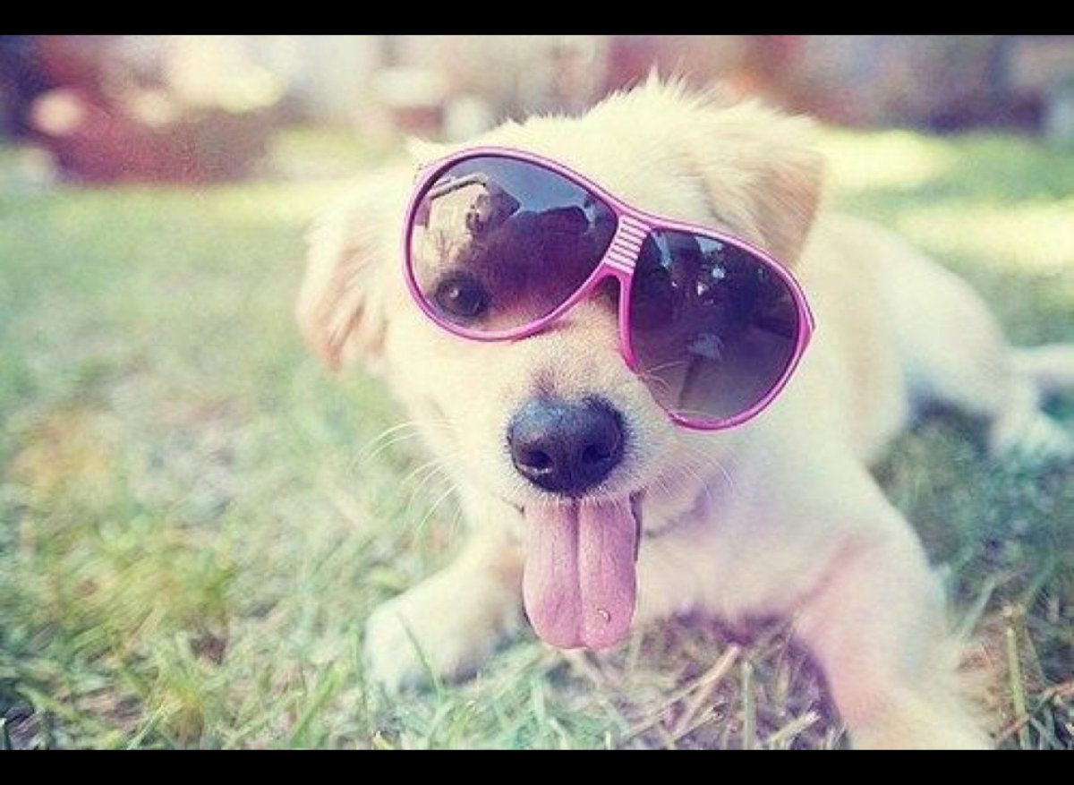 Мужчина в костюме в тени