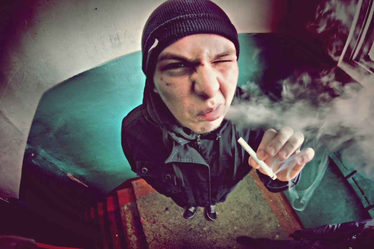 Мужчина со спины в адидас