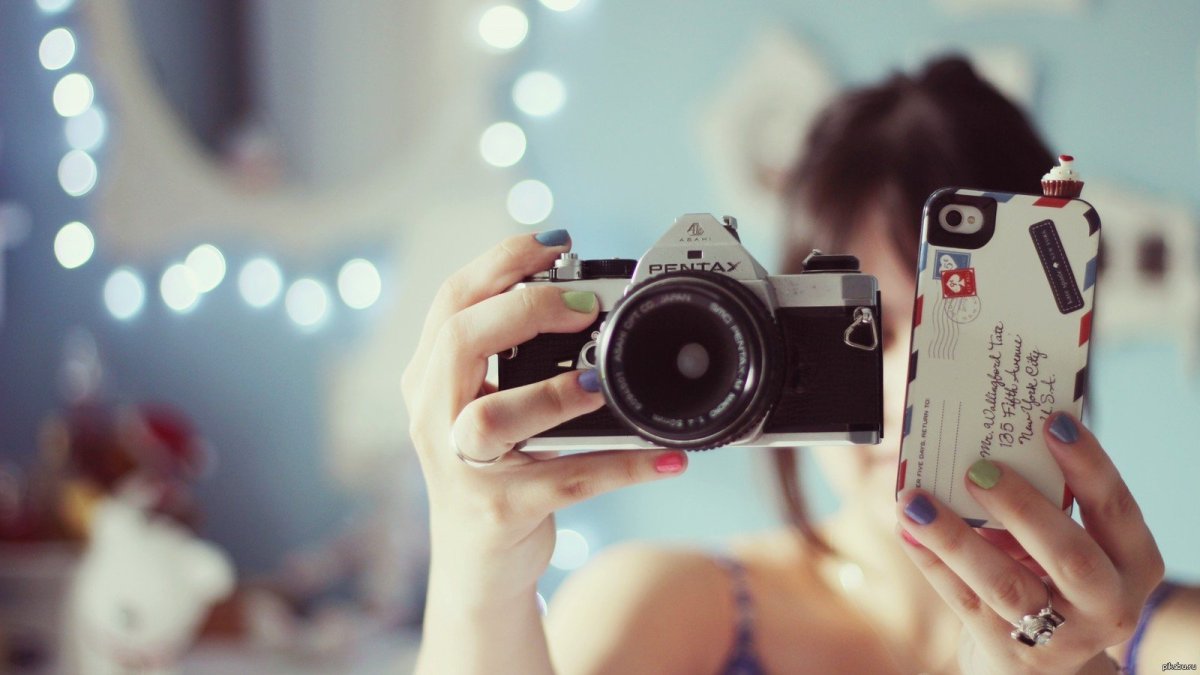 Девушка фотографирует