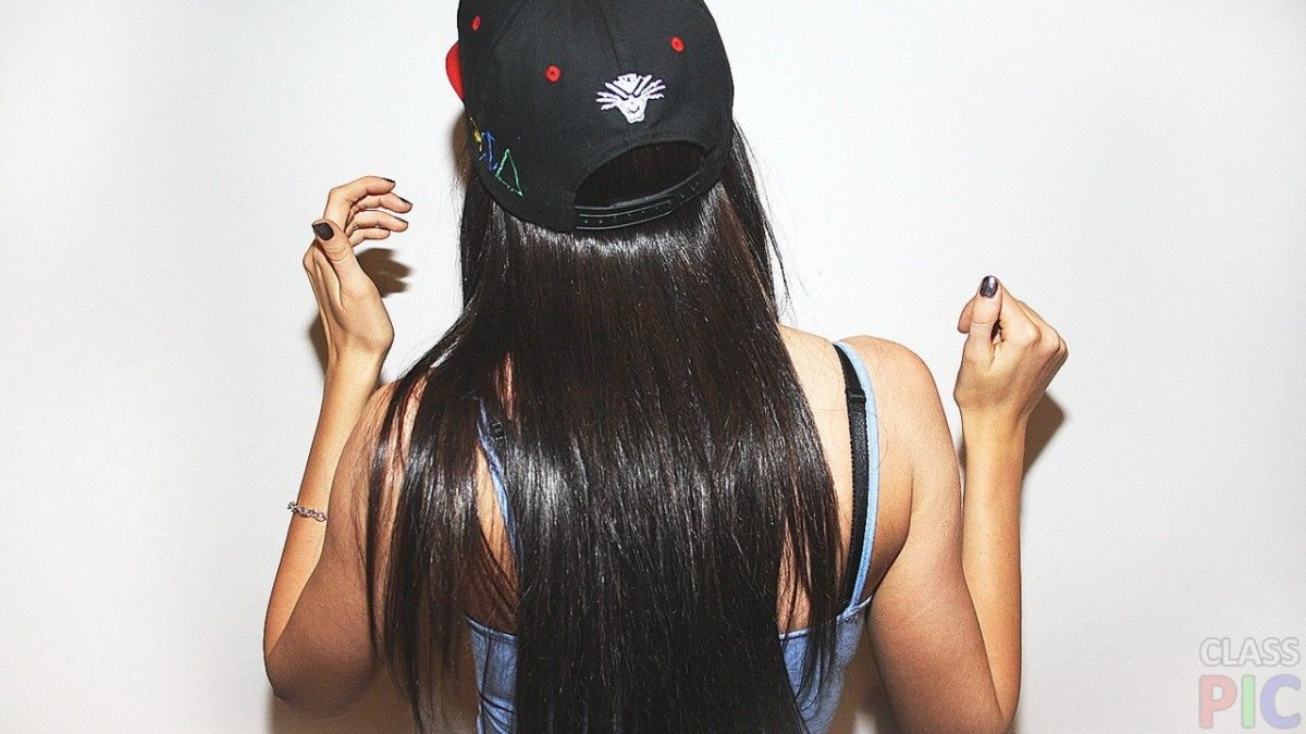 Брюнетка с длинным хвостом в кепке по спорту