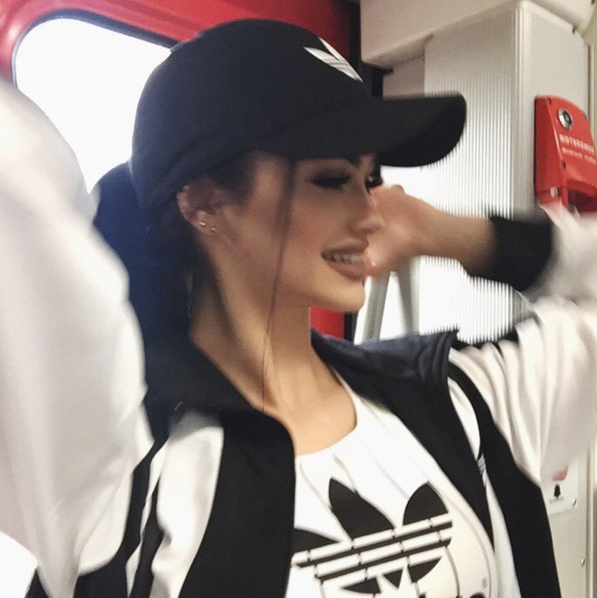 Брюнетка в кепке