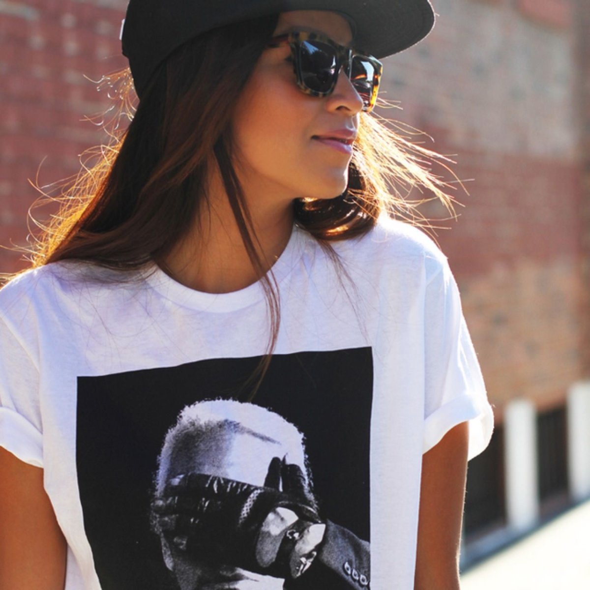 Красивые девушки в кепках и очках