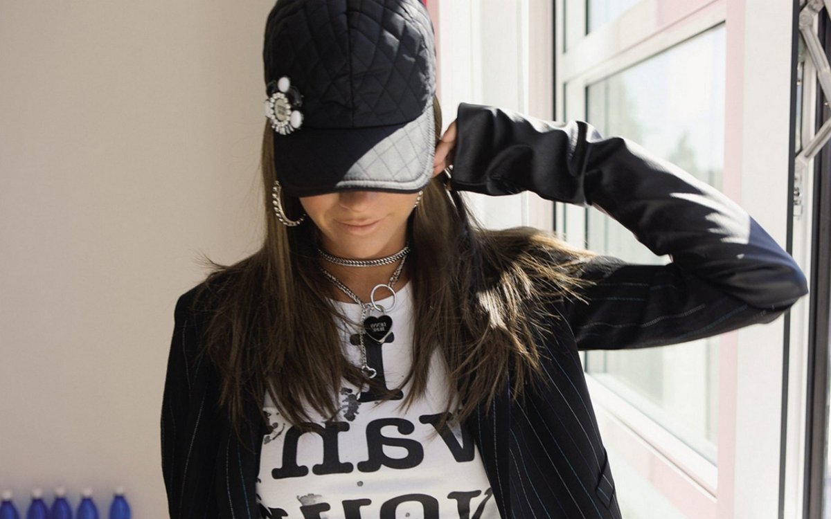 Девушка в бейсболке и очках