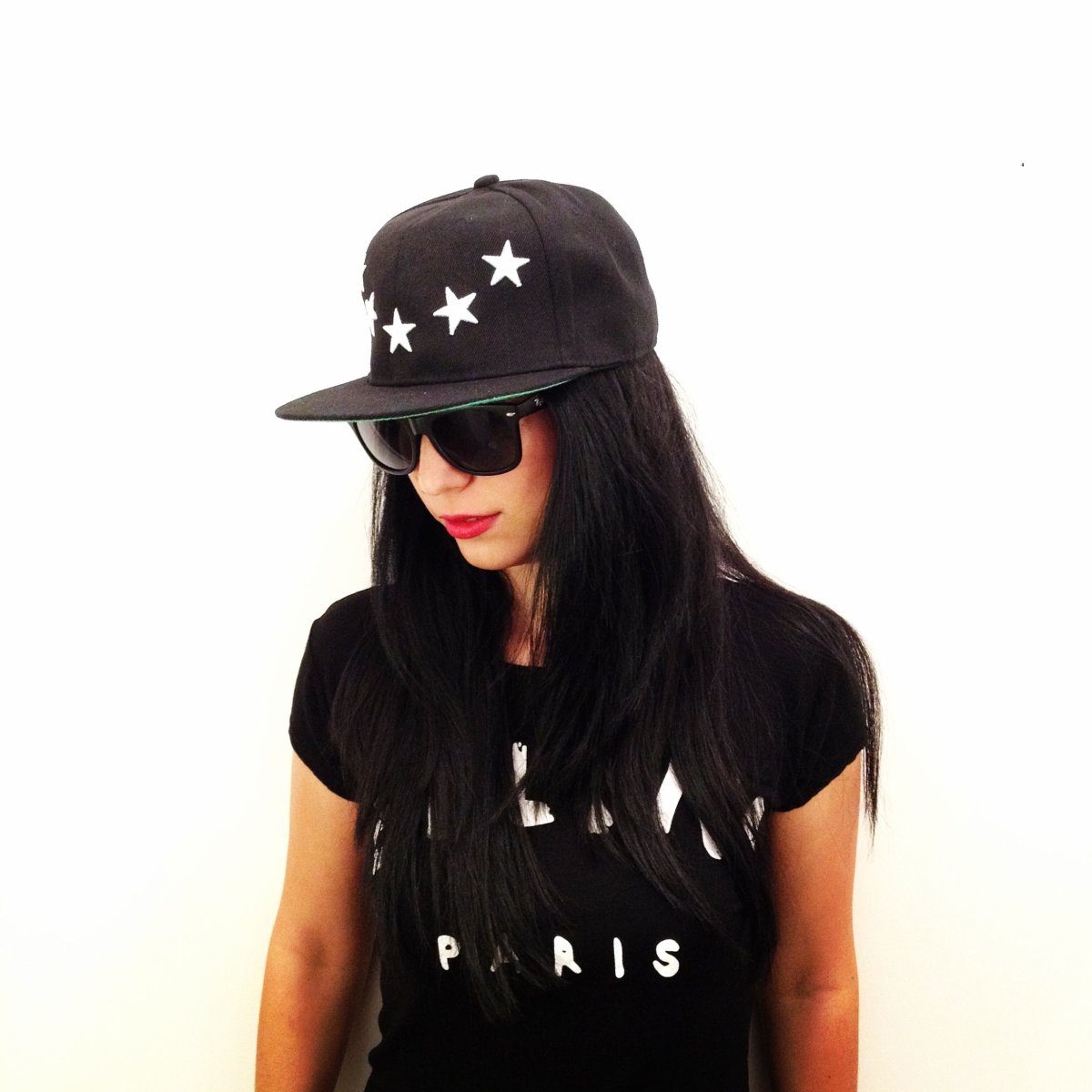 Девушка в бейсболке