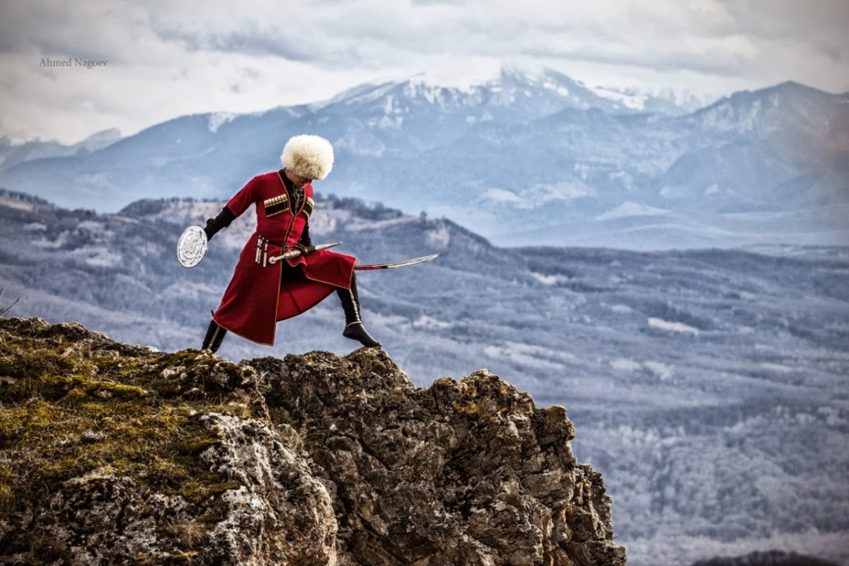 Кавказец в спортивном костюме