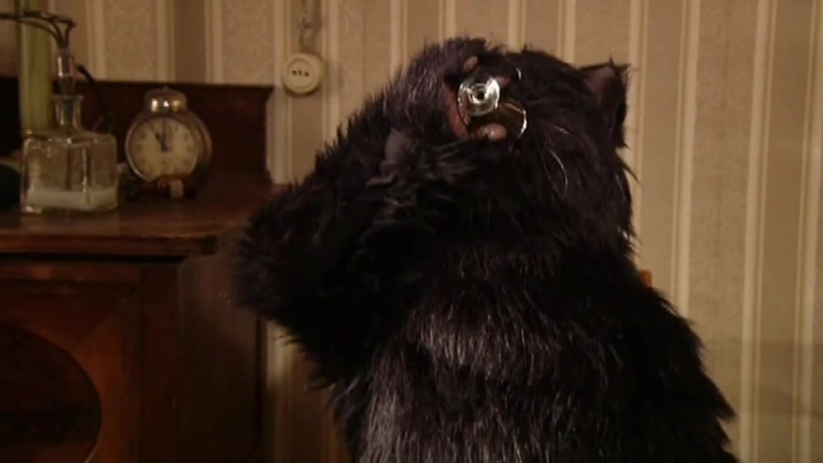 Кот Бегемот чинит примус