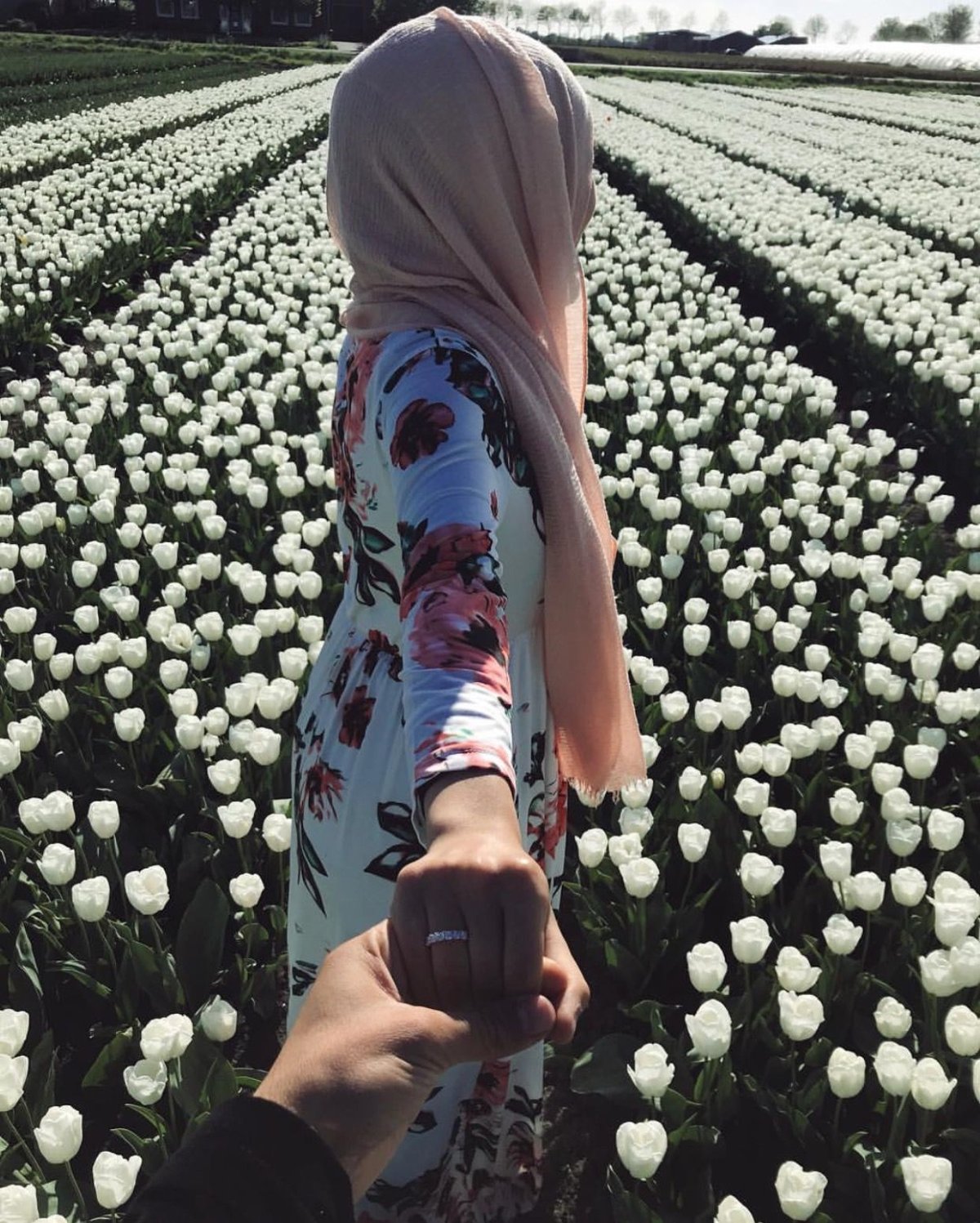 Девушка в хиджабе в мечети