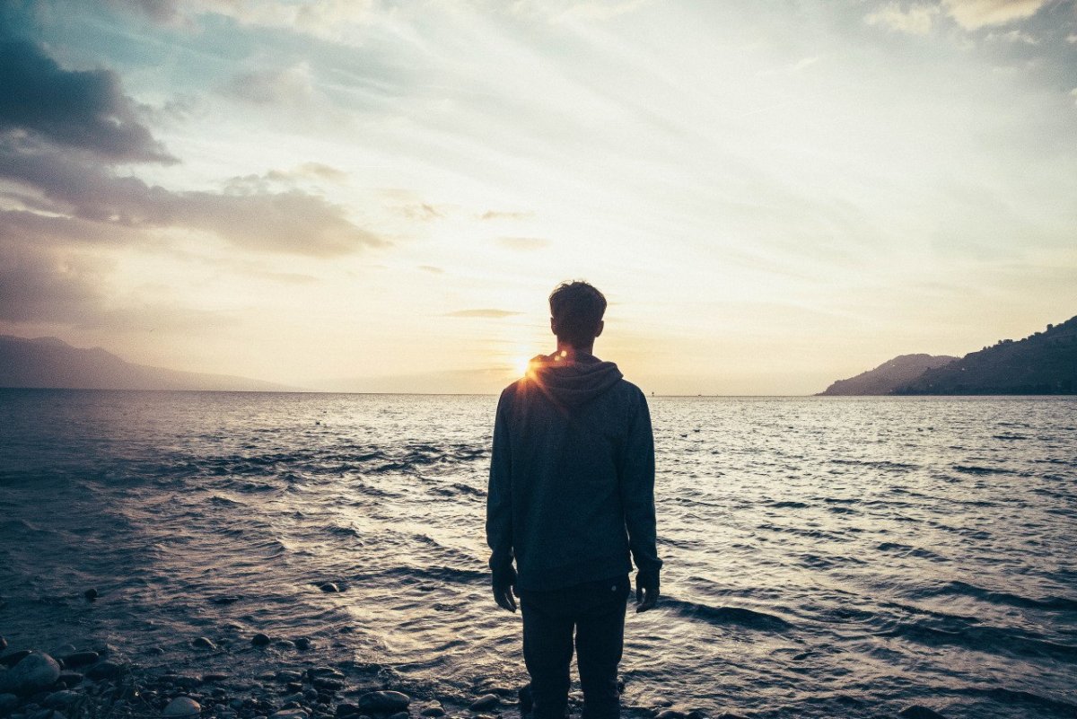 Парень на море