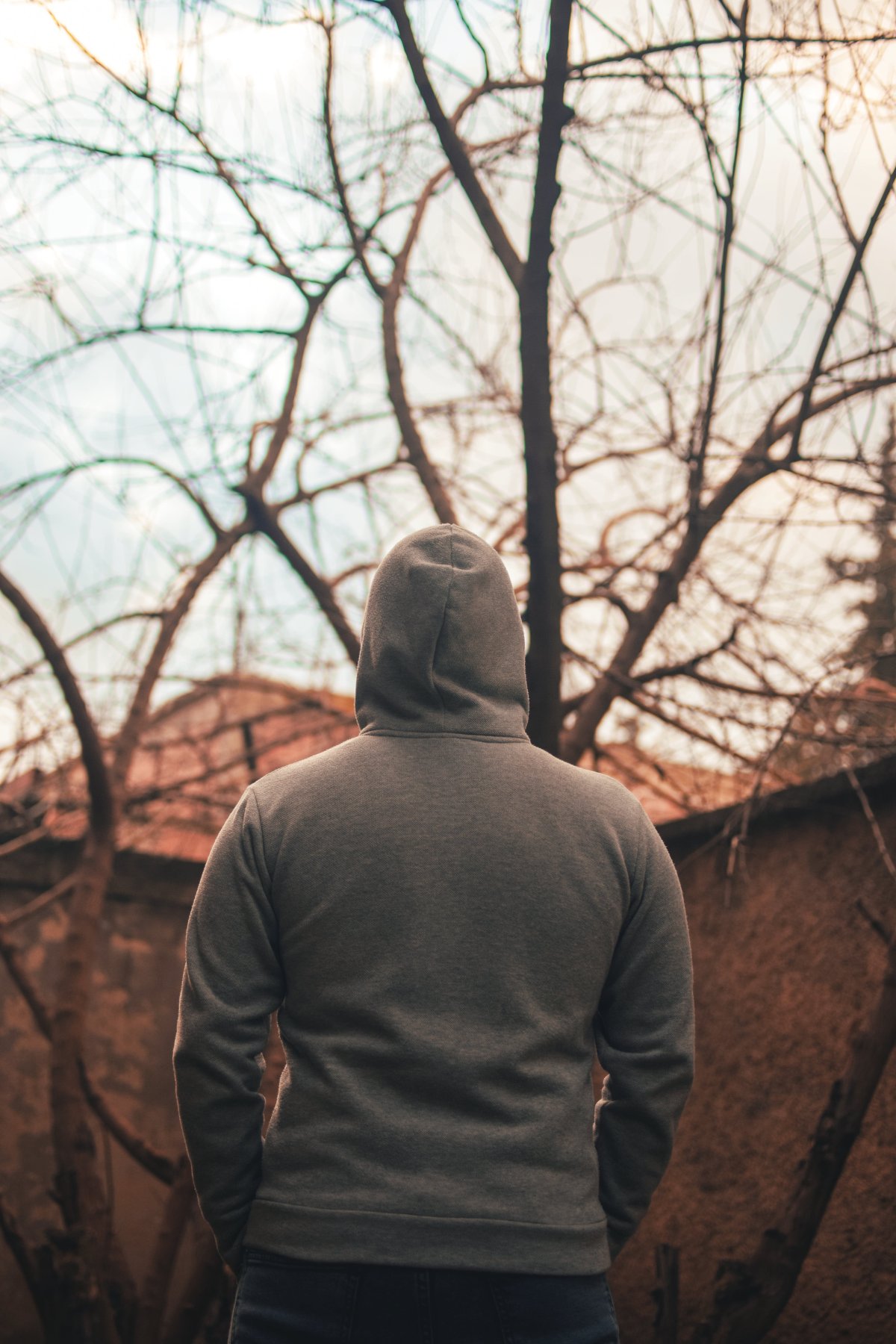 Парень в бейсболке со спины