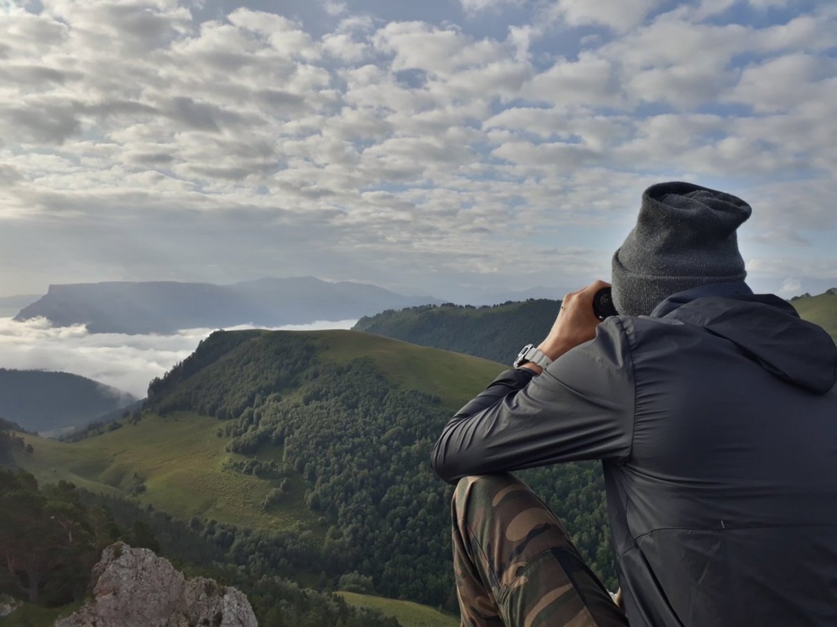Парень на горе спиной