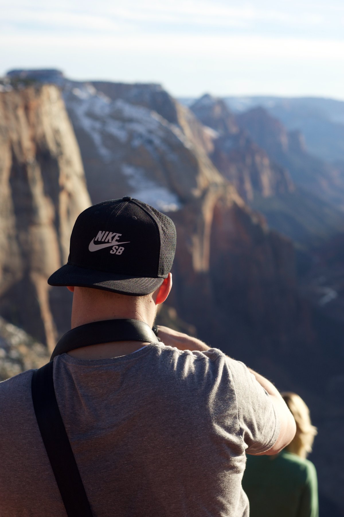 Красивые парни на море