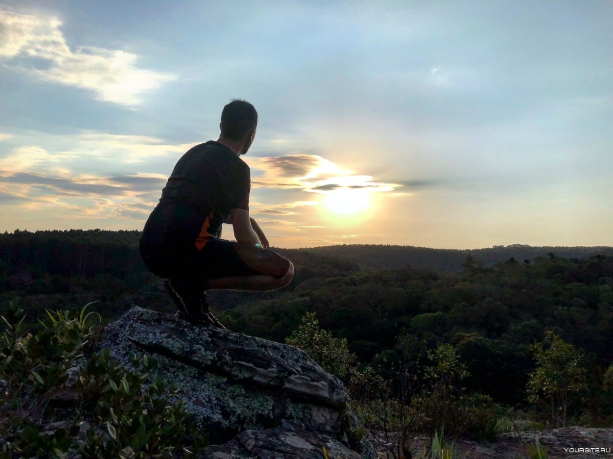 Мужчина спиной на природе