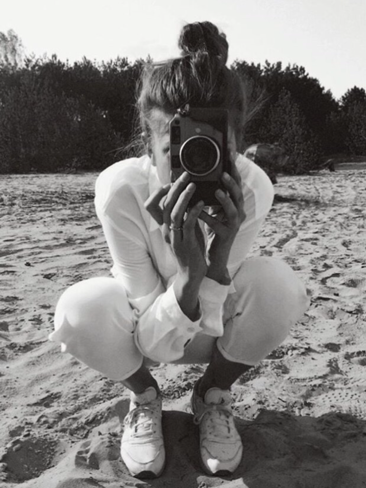 Девушка на море без лица