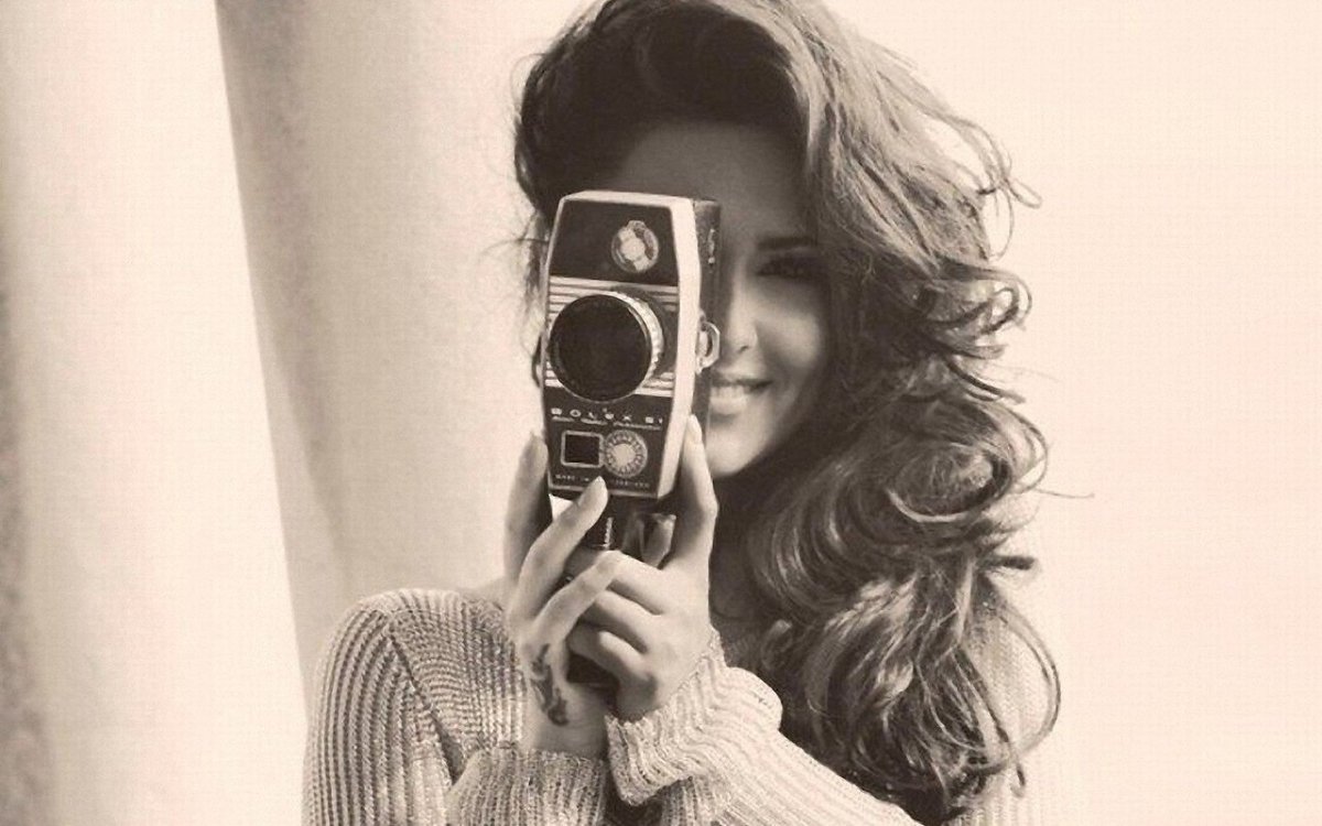 Брюнетка со спины